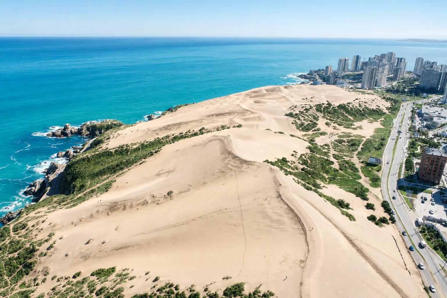 Vista aérea cenital de las dunas y la costa de Concón